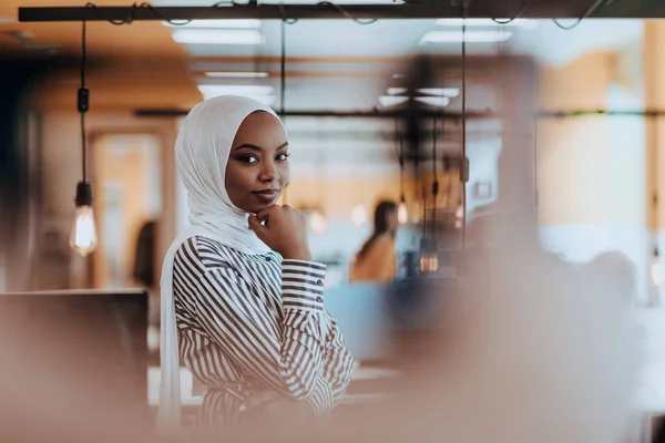 Retrato Una Mujer Musulmana Afroamericana Pie Una Moderna Oficina Negocios — Foto de Stock