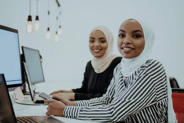 Όμορφη Σύγχρονη Αφροαμερικανή Μουσουλμάνα Επιχειρηματίας Στο Γραφείο Φορώντας Μαντίλα Στο — Φωτογραφία Αρχείου