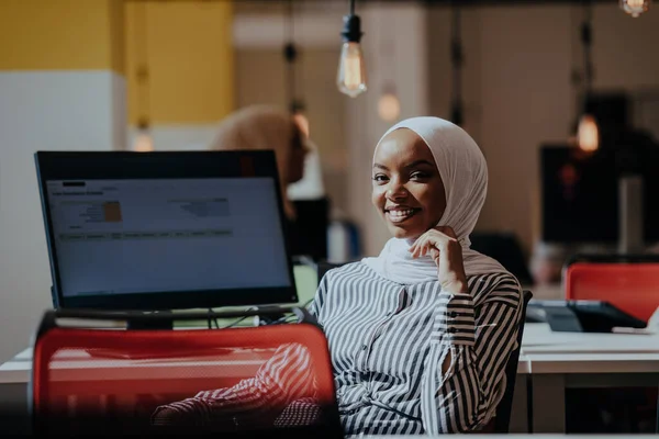 Företagsutbildning Och Kontorskoncept Afroamerikansk Affärskvinna Med Hijab Som Jobbar Och — Stockfoto