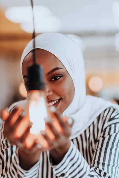 Sentimenteel Portret Van Afro Amerikaanse Jonge Moslim Die Hijab Draagt — Stockfoto