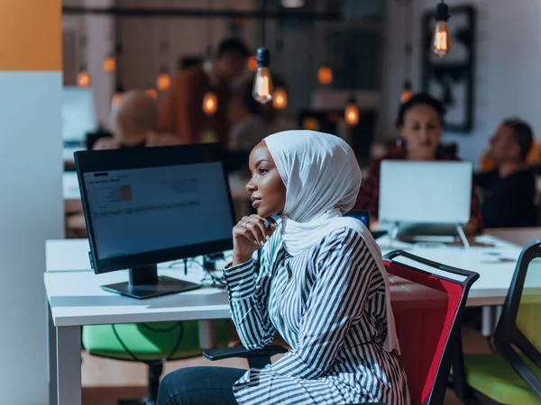 Obchodní Vzdělávání Kancelářská Koncepce Afroameričanka Hidžábu Pracuje Píše Počítači Podnikatelka — Stock fotografie