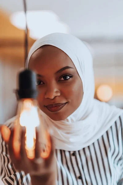 Retrato Sentimental Una Joven Musulmana Afroamericana Usando Hijab Mientras Sostiene — Foto de Stock