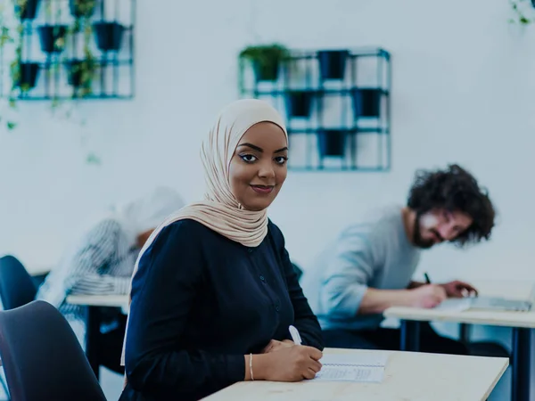 アフリカ系アメリカ人ムスリム女性の写真は 近代的な教室でビジネス開発について教育を受けています 高品質の写真 — ストック写真