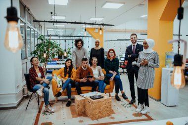 Masaüstü bilgisayarlar, dizüstü bilgisayarlar üzerinde çalışan ve fikirlerini modern bir ofis alanında paylaşan çok ırklı çalışma arkadaşları. Genç nüfuzlu kişiler çevrimiçi pazarlama projeleri üzerinde çalışıyorlar