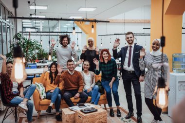 Masaüstü bilgisayarlar, dizüstü bilgisayarlar üzerinde çalışan ve fikirlerini modern bir ofis alanında paylaşan çok ırklı çalışma arkadaşları. Genç nüfuzlu kişiler çevrimiçi pazarlama projeleri üzerinde çalışıyorlar