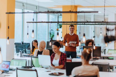 Bir pazarlama şirketinde çalışan çok ırklı bir çalışan grubu. Bir grup meslektaşı modern ofislerde bir proje üzerinde çalışıyor.