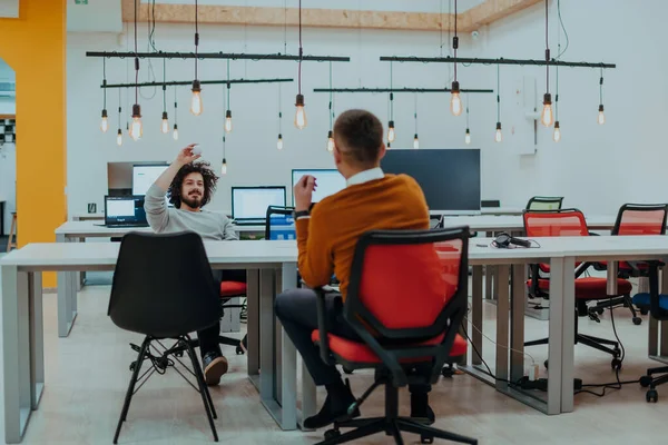 Modern Bir Ofiste Işten Izin Alıp Eğlenen Iki Adam Yüksek — Stok fotoğraf