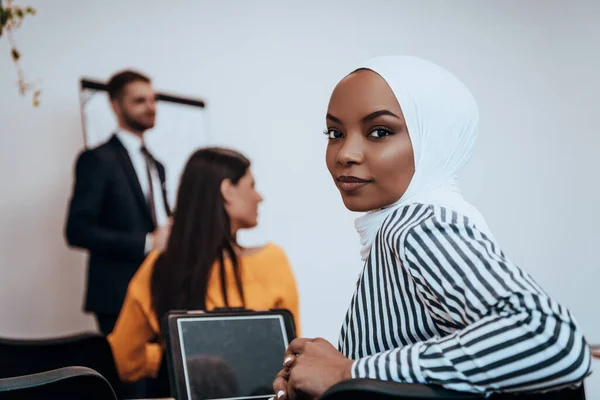 アフリカ系アメリカ人ムスリム女性がビジネストレーニングを目的とした講義を聞く — ストック写真