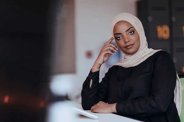Bilgisayarda Çalışan Neşeli Afro Amerikan Müslüman Bayanın Portresi Yüksek Kalite — Stok fotoğraf