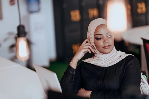 Portret Van Vrolijke Zakenvrouw Afro Amerikaanse Moslim Die Aan Laptop — Stockfoto