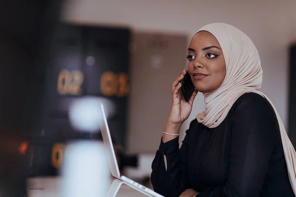 Young African American Businesswoman Talking Smartphone Modern Startup Office Marketing — Stock Photo, Image