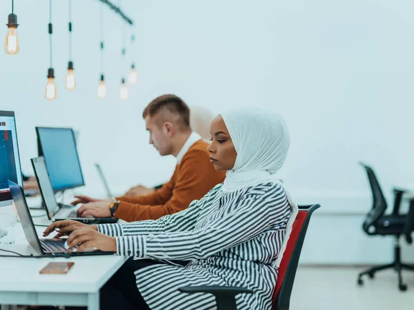 Edukacja Biznesowa Koncepcja Biurowa Afroamerykańska Bizneswoman Hidżabie Pracująca Pisząca Komputerze — Zdjęcie stockowe