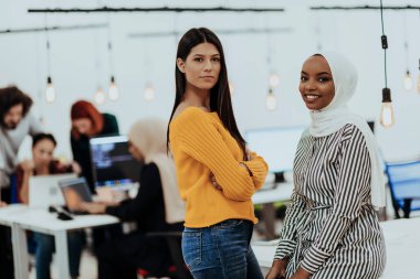 Çok ırklı girişimci iş adamları modern ofis alanında takım portresi yapıyor. Yüksek kalite fotoğraf