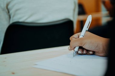 İş kadını defterine bir not yazmış. Yüksek kalite fotoğraf