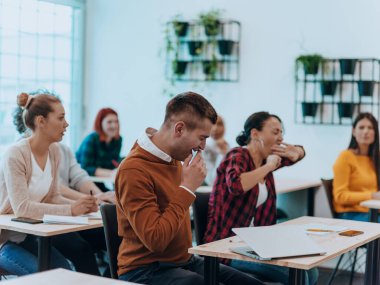 Bir grup yorgun genç insan, çalışmanın sunumu için kurulda toplandı. Yüksek kalite fotoğraf