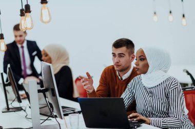 Bir pazarlama şirketinde çalışan çok ırklı bir çalışan grubu. Bir grup meslektaşı modern ofislerde bir proje üzerinde çalışıyor.