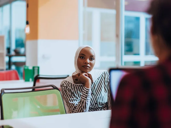 Educação Empresarial Conceito Escritório Empresária Afro Americana Usar Hijab Trabalhar — Fotografia de Stock