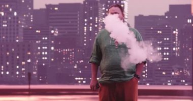 Günlük giysiler içinde genç bir Pasifik adalı iş adamının portresi ya da kameraya bakan bir hipster. Artı büyüklükte bir girişimci ya da yönetici pozu, arka planda şehir. Yüksek kalite 8K görüntü