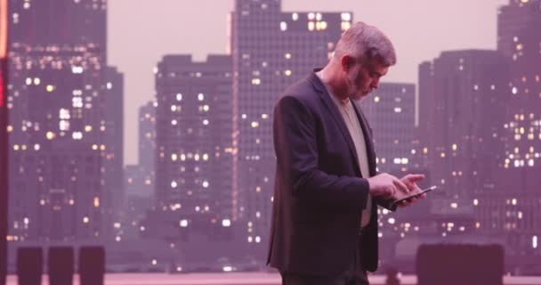 在纽约街的资深商人使用智能手机 华尔街区 一个成功的生意人的日常生活灰白的头发和胡子 高质量的4K镜头 — 图库视频影像