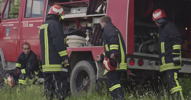 Gruppo Vigili Del Fuoco Azione Operazioni Salvataggio Camion Dei Pompieri — Video Stock