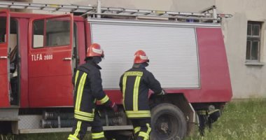 Bir grup itfaiyeci operasyon ya da kurtarma operasyonunda. İtfaiyeci kamyonu acil servise hazır. Yüksek kaliteli görüntüler