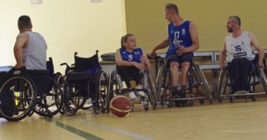 Tekerlekli Sandalye Basketbol Sahası: Oyuncu ısınıyor ve antrenmana hazırlanıyor. Kararlılık, İlham, Engelli Kişinin Asla Vazgeçmeyen Motivasyonu. Yüksek kalite 8K görüntü