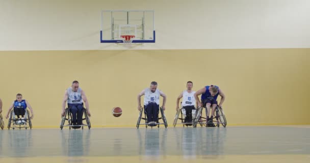 Rollstuhlbasketballspiel Die Spieler Treten Gegeneinander Dribbeln Ball Passen Schießen Und — Stockvideo