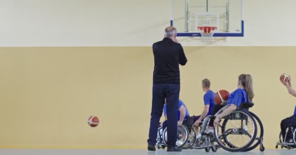 一组多样化的篮球队与教练 慢动作视频的篮球残疾人与选择器在体育馆预热比赛开始前 高质量的录像 — 图库视频影像