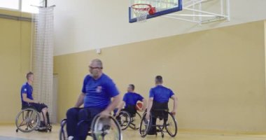 Tekerlekli Sandalye Basketbol Oyunu: Oyuncular Yarışıyor, Top Sürüyor, Pas Veriyor, Atış Yapıyor ve Gol Atıyor. Özürlü İnsanların Kutlanması. Sinematik Ağır Çekim. Kapsama konsepti. Yüksek kalite 4K