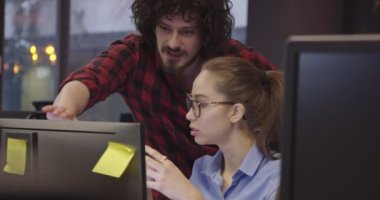 Başarılı iş ekibi. Yaratıcı bir açık alan ortak çalışma ofisinde birlikte çalışan ve iletişim kuran bir grup genç iş adamı. Yüksek kaliteli görüntüler