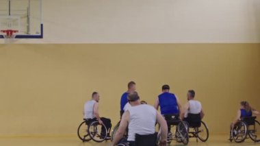 Tekerlekli Sandalye Basketbol Oyunu: Oyuncular Yarışıyor, Top Sürüyor, Pas Veriyor, Atış Yapıyor ve Gol Atıyor. Özürlü İnsanların Kutlanması. Sinematik Ağır Çekim. Kapsama konsepti. Yüksek kalite 4K