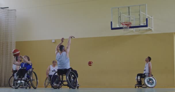 Баскетбольная Игра Колясках Игроки Соревнуются Шаряются Проходят Стреляют Забрасывают Гол — стоковое видео