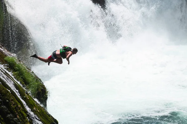Mladý Muž Skočit Vody Čisté Řeky Vodopádu Plave Rád Tráví — Stock fotografie