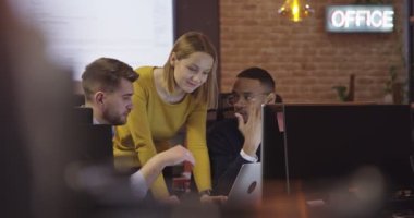 Başarılı iş ekibi. Yaratıcı bir açık alan ortak çalışma ofisinde birlikte çalışan ve iletişim kuran bir grup genç iş adamı. Yüksek kaliteli görüntüler