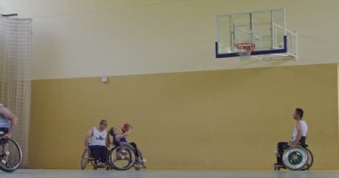 Tekerlekli Sandalye Basketbol Oyunu: Oyuncular Yarışıyor, Top Sürüyor, Pas Veriyor, Atış Yapıyor ve Gol Atıyor. Özürlü İnsanların Kutlanması. Sinematik Ağır Çekim. Kapsama konsepti. Yüksek kalite 4K
