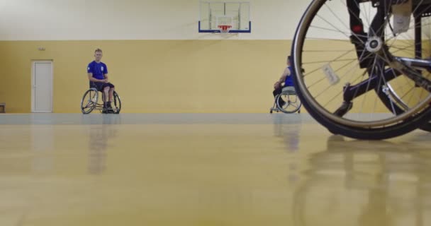 Tekerlekli Sandalyede Oturan Spor Salonunda Basketbol Oynayan Engelli Bir Sporcunun — Stok video