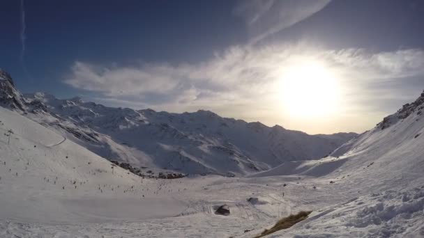Sífelvonók Síelők Snowboardosok Télen Francia Alpokban Hegyek Sípálya Táj Timelapse — Stock videók