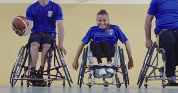 篮球队在训练中的多样化集体肖像 篮球比赛开始前在体育馆里播放的残疾人慢镜头 高质量的录像 — 图库视频影像