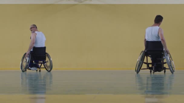 Rollstuhlbasketballspiel Die Spieler Treten Gegeneinander Dribbeln Ball Passen Schießen Und — Stockvideo