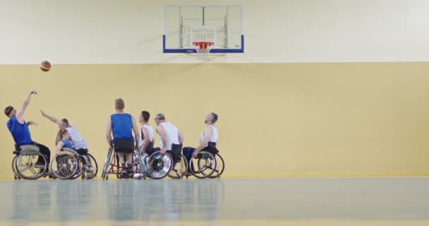Wheelchair Μπάσκετ Παιχνίδι Παίκτες Ανταγωνίζονται Dribbling Ball Περνώντας Σκοποβολή Και — Αρχείο Βίντεο
