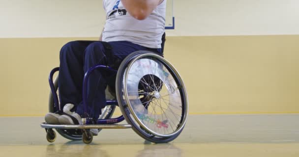 Modern Bir Spor Salonunda Tek Başına Basketbol Oynayan Engelli Biri — Stok video
