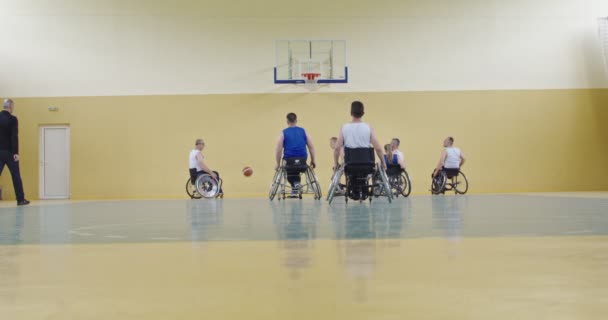 Wózek Inwalidzki Koszykówka Gra Gracze Rywalizuj Dribbling Ball Podawanie Strzelanie — Wideo stockowe