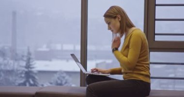Yetenekli Dijital Pazarlama Uzmanı Akşam Ofisinde Dizüstü bilgisayar üzerinde çalışıyor. Genç İşkadını Yaratıcı Ajans 'ta Bilgisayar Kullanıyor, E-postaları kontrol ediyor, İş Analitik Verilerini Araştırıyor. Yüksek