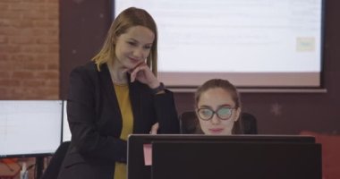 Başarılı iş ekibi. Yaratıcı bir açık alan ortak çalışma ofisinde birlikte çalışan ve iletişim kuran bir grup genç iş adamı. Yüksek kaliteli görüntüler