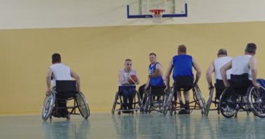 Tekerlekli Sandalye Basketbol Oyunu: Oyuncular Yarışıyor, Top Sürüyor, Pas Veriyor, Atış Yapıyor ve Gol Atıyor. Özürlü İnsanların Kutlanması. Sinematik Ağır Çekim. Kapsama konsepti. Yüksek kalite 4K