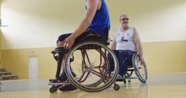 Tekerlekli Sandalye Basketbol Oyunu: Oyuncular Yarışıyor, Top Sürüyor, Pas Veriyor, Atış Yapıyor ve Gol Atıyor. Özürlü İnsanların Kutlanması. Sinematik Ağır Çekim. Kapsama konsepti. Yüksek kalite 4K