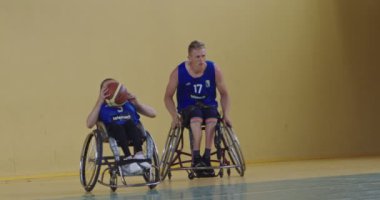 Tekerlekli Sandalye Basketbol Oyunu: Oyuncular Yarışıyor, Top Sürüyor, Pas Veriyor, Atış Yapıyor ve Gol Atıyor. Özürlü İnsanların Kutlanması. Sinematik Ağır Çekim. Kapsama konsepti. Yüksek kalite 4K
