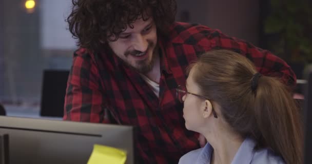 Başarılı Ekibi Yaratıcı Bir Açık Alan Ortak Çalışma Ofisinde Birlikte — Stok video