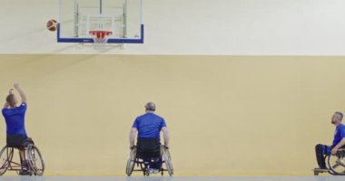 Tekerlekli Sandalye Basketbol Oyunu: Oyuncular Yarışıyor, Top Sürüyor, Pas Veriyor, Atış Yapıyor ve Gol Atıyor. Özürlü İnsanların Kutlanması. Sinematik Ağır Çekim. Kapsama konsepti. Yüksek kalite 4K