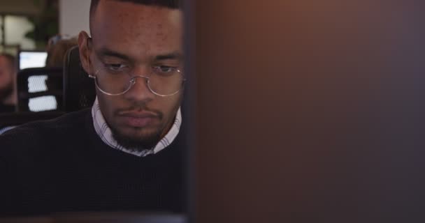 Jeune Homme Affaires Afro Américain Ingénieur Logiciel Avec Des Lunettes — Video